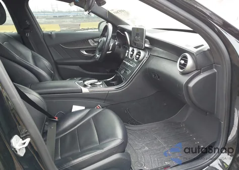 2015 Mercedes-Benz C 300 Sport 4Matic z USA, uszkodzony, nr VIN 55SWF4KB7FU071252